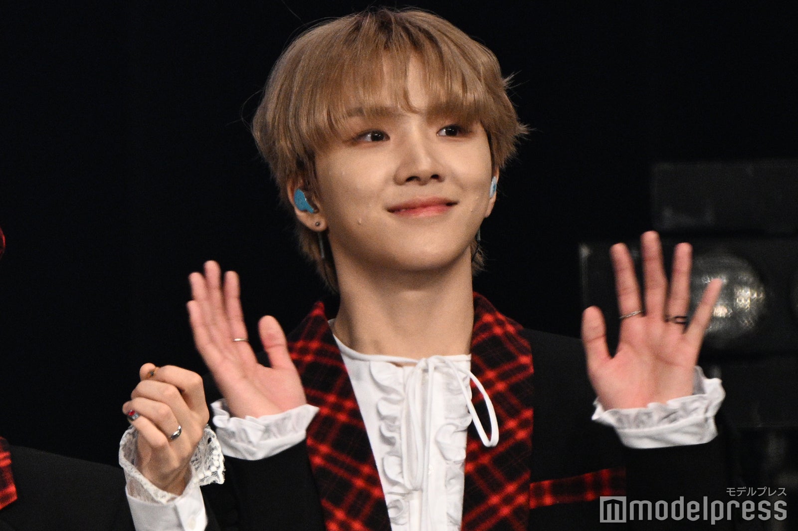 ムービーカメラに手を振るWOONHAK（ウンハク）（C）モデルプレス