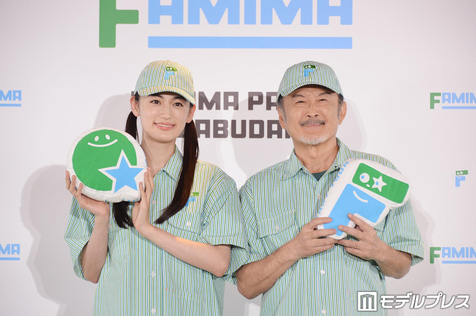 （左から）八木莉可子、吉田鋼太郎（C）モデルプレス