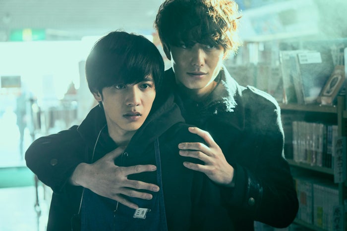 志尊淳、岡田将生(C)2021映画「さんかく窓の外側は夜」製作委員会(C)Tomoko Yamashita/libre