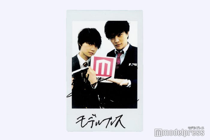 鈴木伸之&佐野勇斗、サイン入りチェキプレゼント(C)モデルプレス