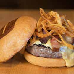 アメリカ発「ウマミバーガー」日本初上陸　ミディアムレアの“旨味”溢れるグルメバーガー／Manly Burger／画像提供：MEDEIROS HOLDINGS