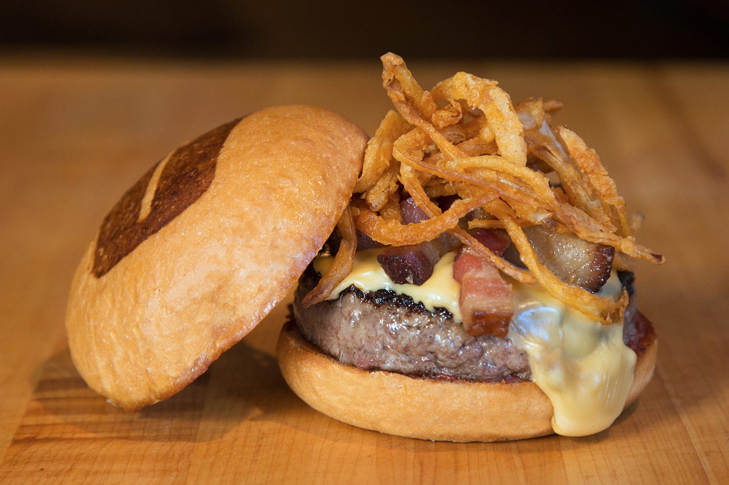 アメリカ発「ウマミバーガー」日本初上陸 ミディアムレアの旨味溢れる