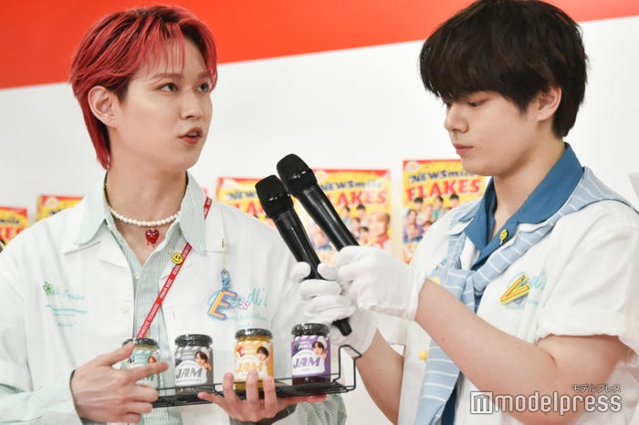 ジャムの説明をする白岩瑠姫をマイク2個持ちでアシストする鶴房汐恩(C)モデルプレス