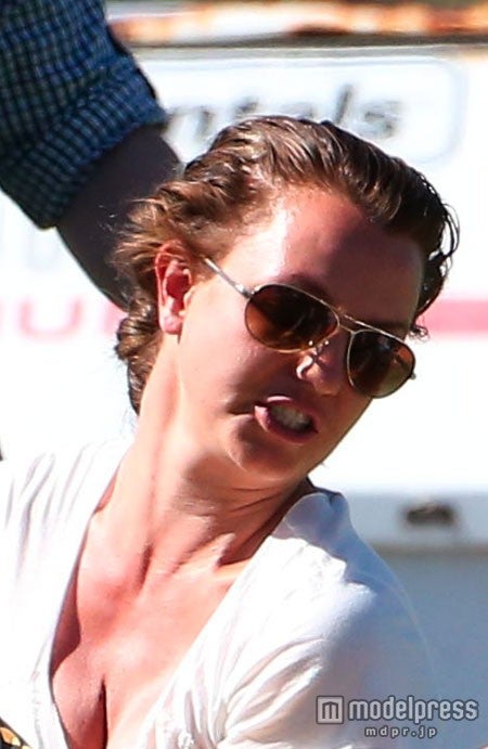 これは恥ずかしい！ブリトニー・スピアーズ、ミニワンピからポロリ！