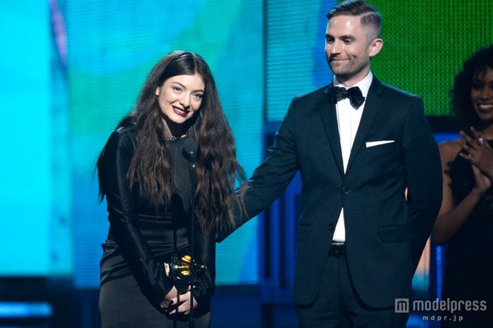「ロイヤルズ」で主要4部門の1つである年間最優秀楽曲賞を受賞した17歳の歌姫ロード(左)/Photo:Getty Images
