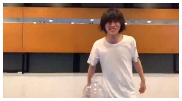 山崎賢人“ボトルキャップチャレンジ”動画公開「かっこよすぎ」「神ワザ」と大反響
