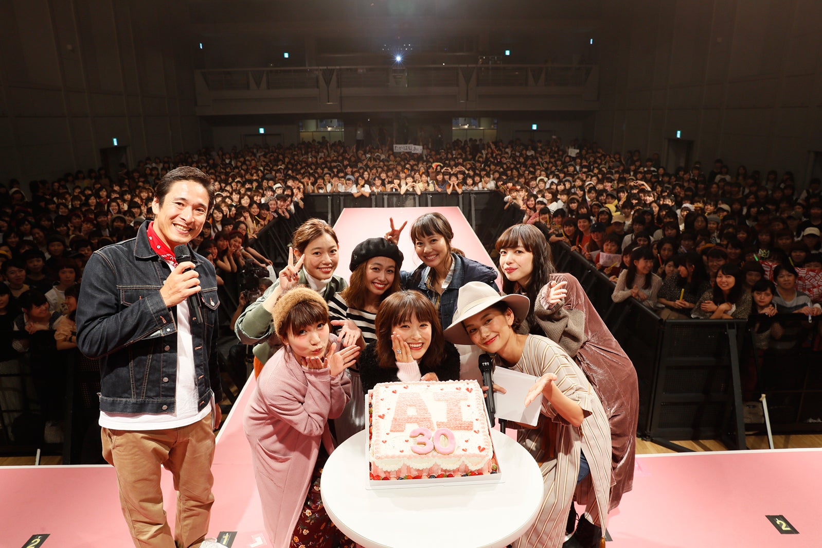 バースデーをサプライズで祝福された高橋愛（中央） 「mer fes.2016」（C）モデルプレス