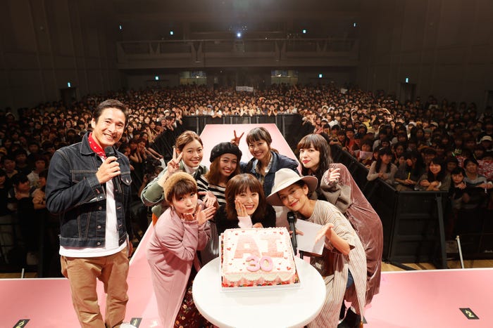 バースデーをサプライズで祝福された高橋愛(中央) 「mer fes.2016」(C)モデルプレス