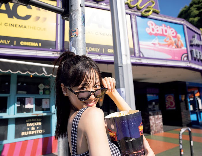 山下美月 2nd写真集「ヒロイン」セブンネット限定版裏表紙/撮影:須江隆治(See)