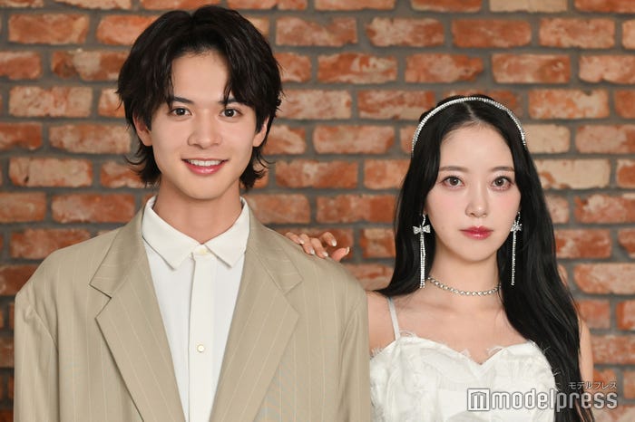 (左)百瀬拓実の呼びかけで直立・真顔で撮影してみることとなった(右)堀未央奈(C)モデルプレス
