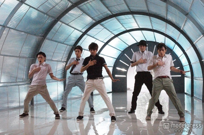 AAA、クール＆無邪気な二面性で魅了