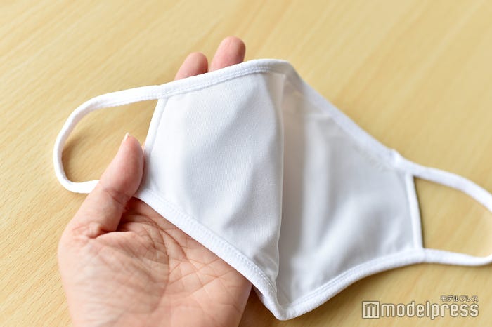 エアリズムならではのツルッとした肌触り(※エアリズムのロゴは内側にプリント)(C)モデルプレス