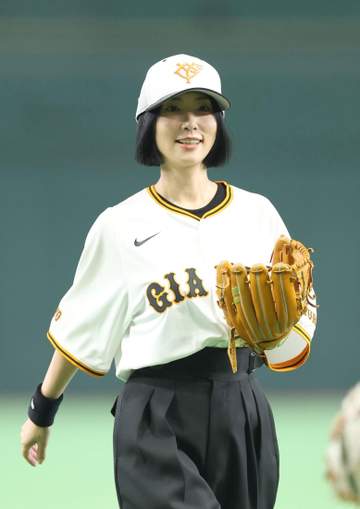 美のカリスマMEGUMIが東京ドームで始球式 ニューエラのキャップ姿でスタイリッシュに登場