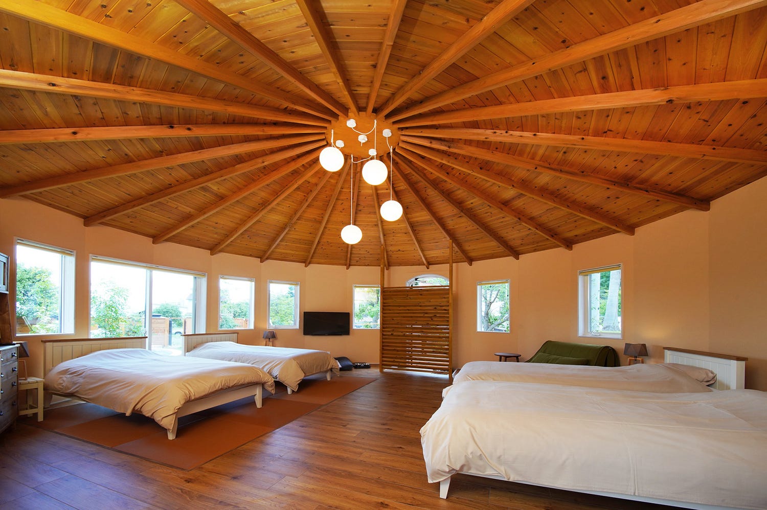 京都「グランピング ディーバ」愛犬と泊まれる温泉&ドッグラン付コテージ誕生