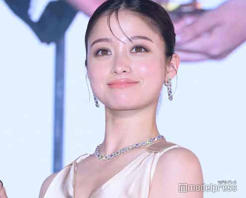 橋本環奈、胸元ざっくりドレスで登場 10年ぶり「日本ジュエリーベストドレッサー賞」受賞