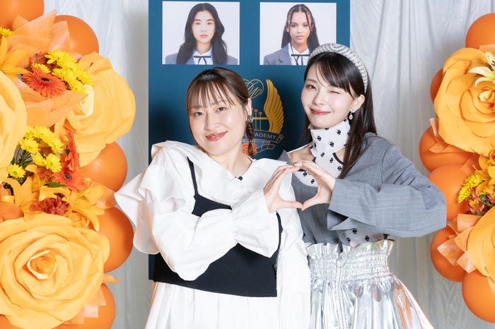 丸山礼、川口ゆりな(C)HYBE UMG LLC.