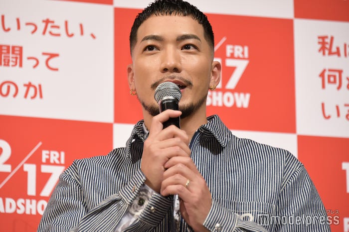 SWAY、左手薬指の指輪が輝く (C)モデルプレス