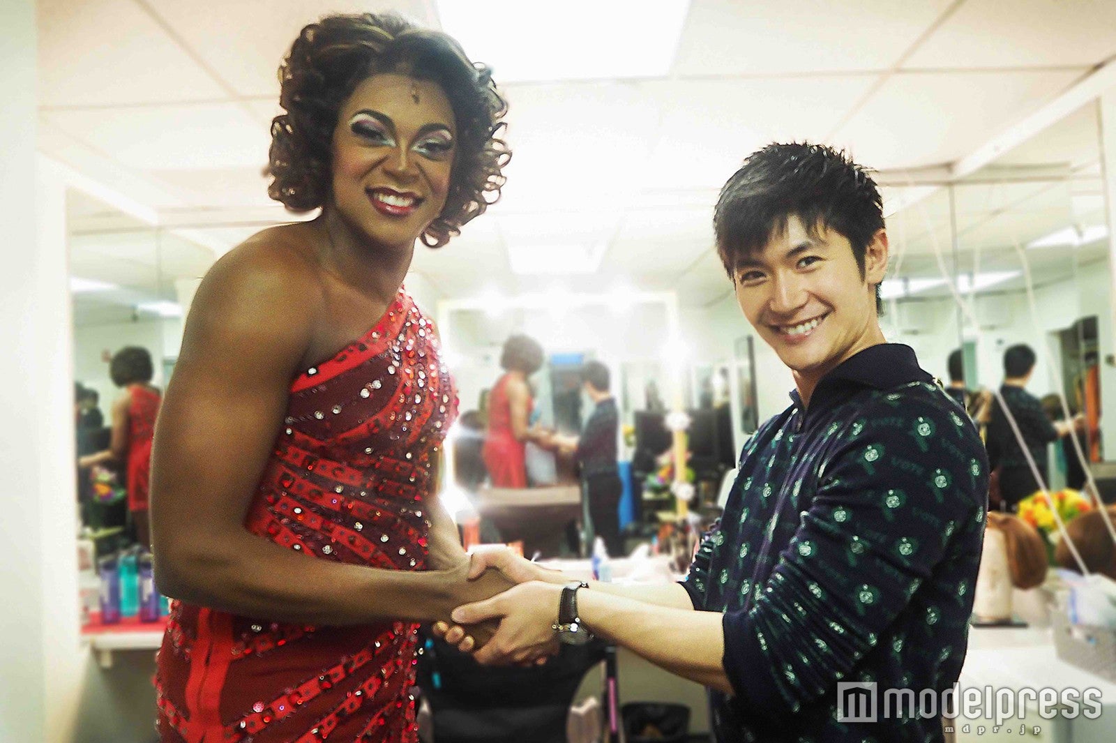 三浦春馬、ローラ役のジェイ. ハリソン・ジーと固い握手を交わす