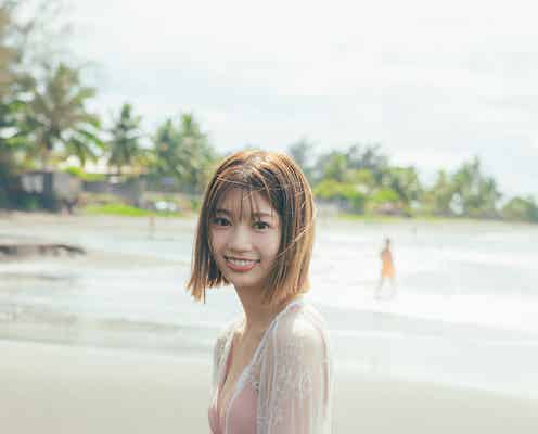 日向坂46高本彩花、透けレース×ヌーディなピンク水着姿 1st写真集本編未収録カットの封⼊ポストカード第1弾解禁【僕の記憶の中で】