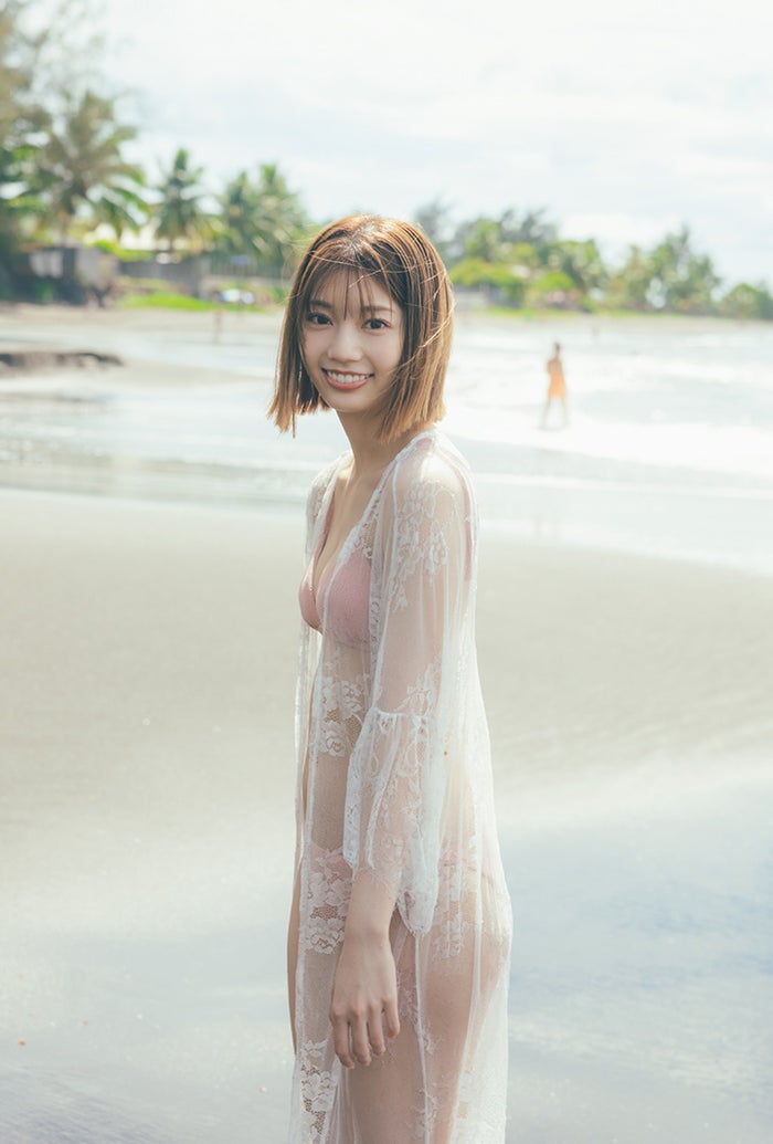 日向坂46高本彩花、透けレース×ヌーディなピンク水着姿 1st写真集本編未収録カットの封⼊ポストカード第1弾解禁【僕の記憶の中で】