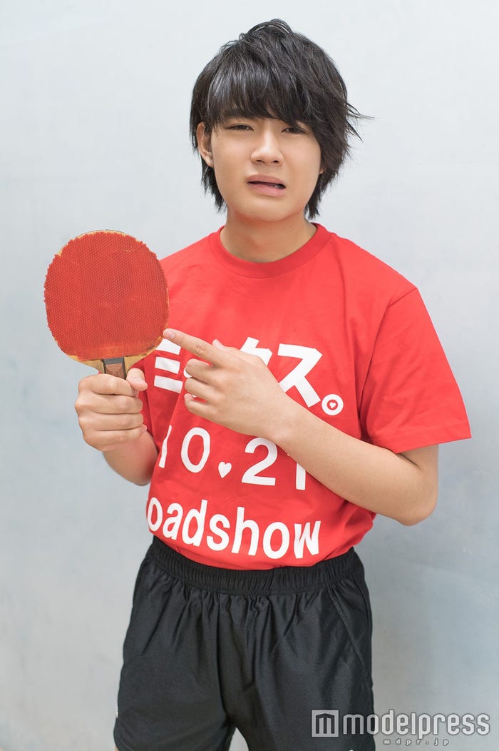 ボロボロのラケットしか与えられず悲しむ佐野 ※現在は「一流のラケット&ラバー」を獲得済みだ!(C)モデルプレス