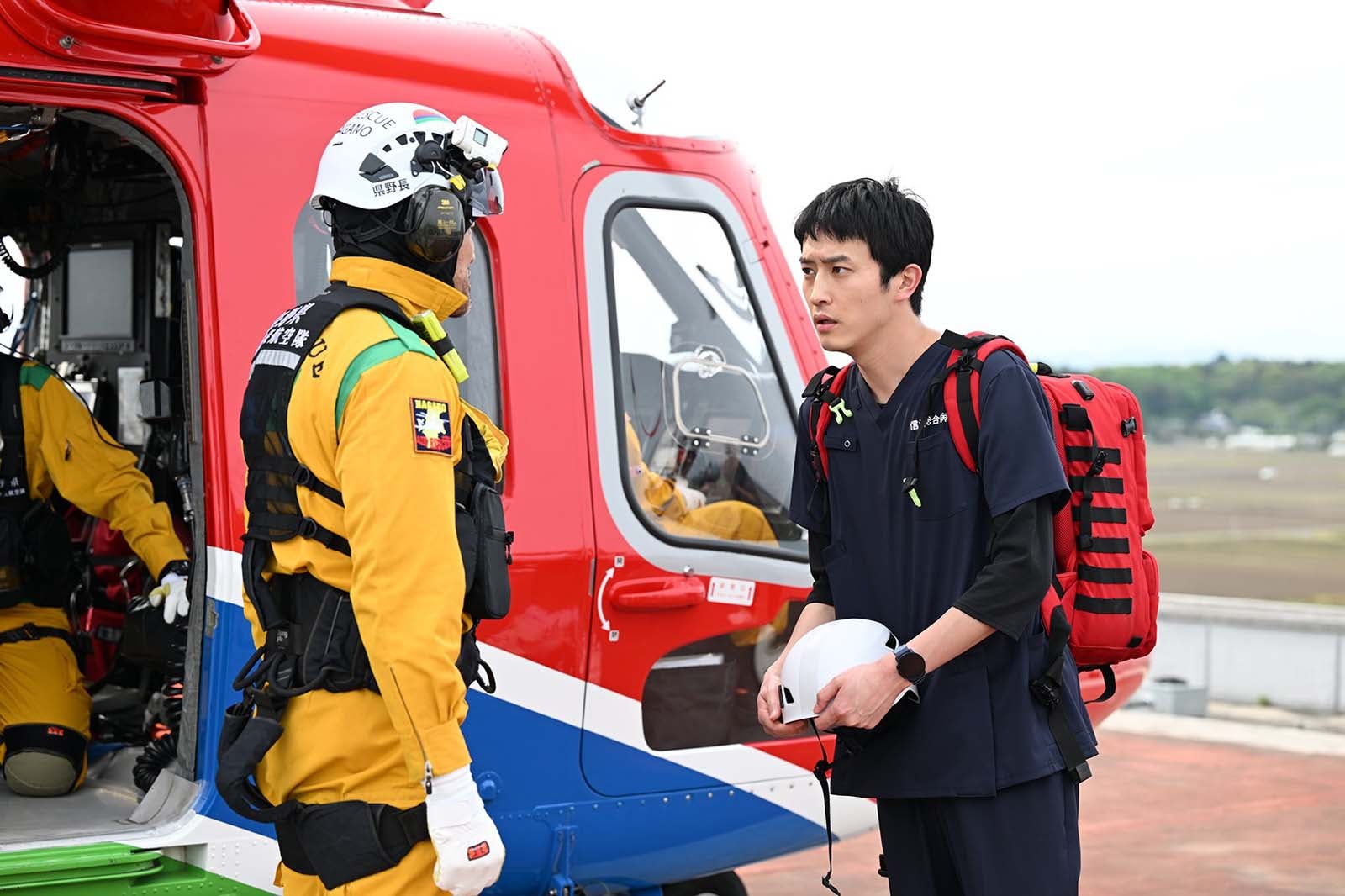 平⼭祐介、杉野遥亮「マウンテンドクター」第1話より（C）カンテレ