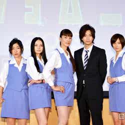 フジテレビ系ドラマ「ショムニ2013」の制作発表に出席した(左から)堀内敬子、安藤サクラ、ベッキー、江角マキコ、三浦翔平、本田翼、森カンナ