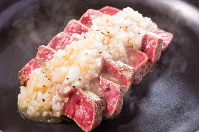 淡路牛のステーキ～淡路産新玉ねぎのネギ塩だれ～1,200円／画像提供：アルファセンセーション