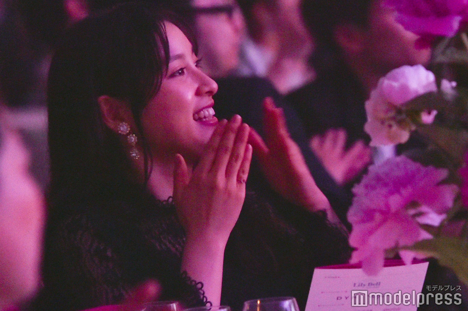 観客席から姉を見つめる土屋太鳳（C）モデルプレス