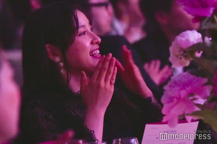 観客席から姉を見つめる土屋太鳳(C)モデルプレス