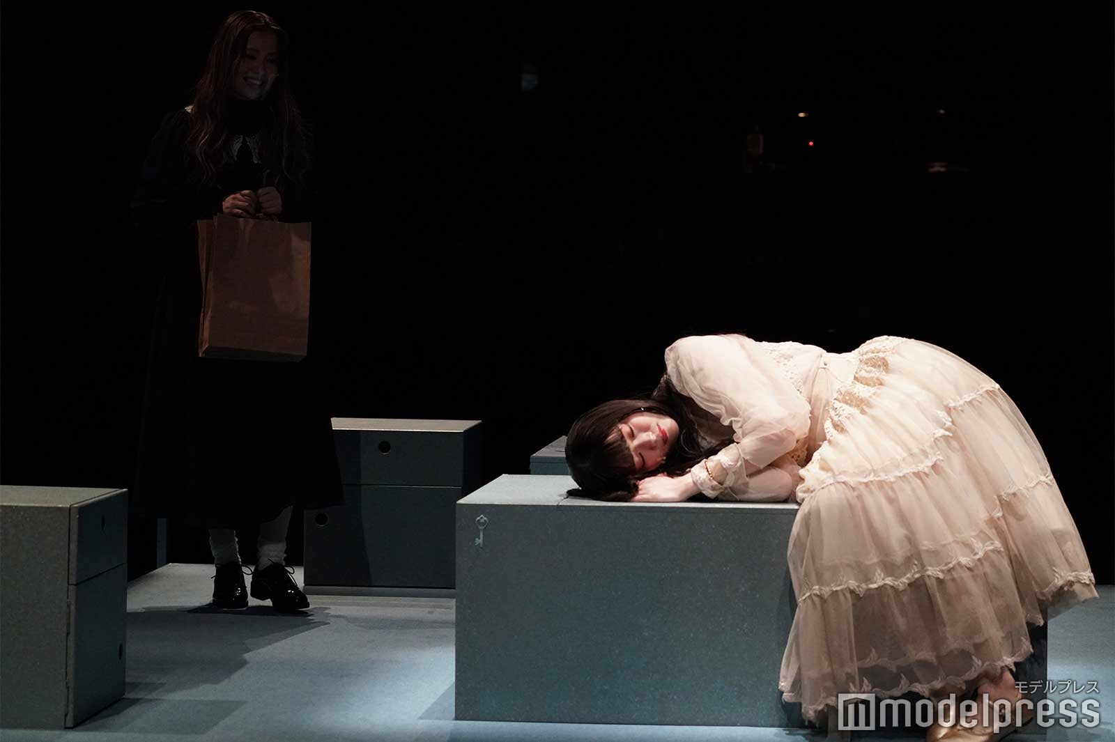 （右）松村沙友理「雨の塔」ゲネプロの様子（C）モデルプレス