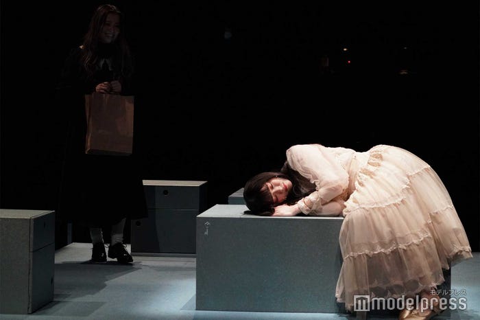 (右)松村沙友理「雨の塔」ゲネプロの様子(C)モデルプレス