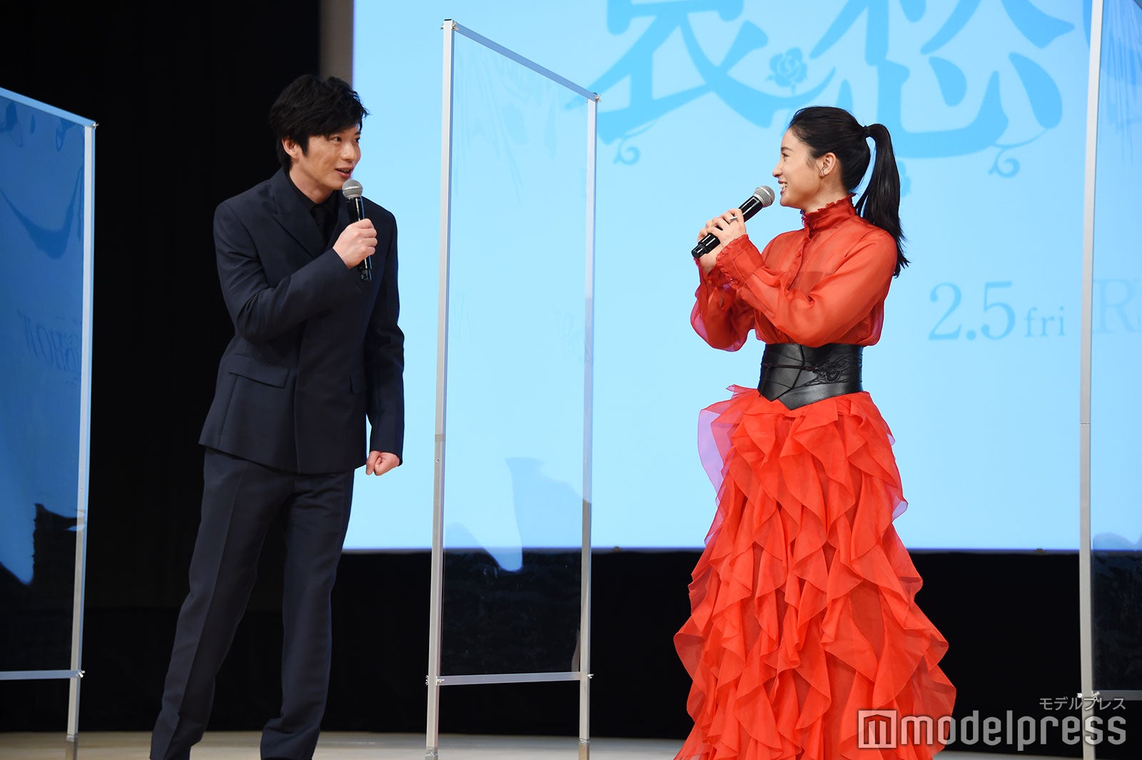 挨拶の言葉をど忘れした土屋太鳳を見て慌てる田中圭その2（C）モデルプレス