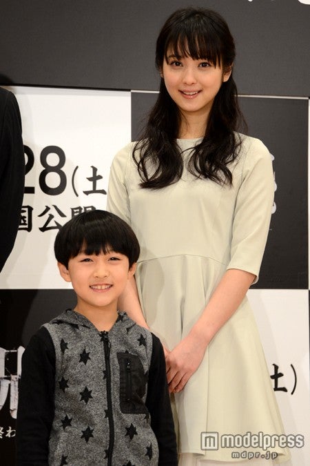 佐々木希（上）、小林颯（下）