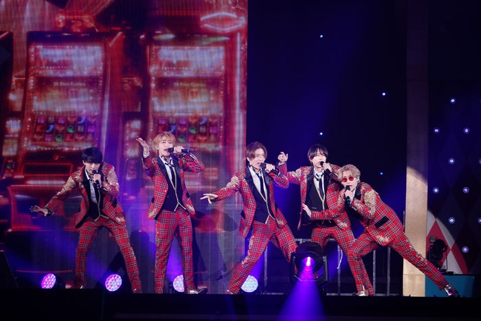 HiHi Jets、宙に浮くステージで軽々舞う 30曲目の新曲・自作曲も多数登場で魅せた“ゴージャス”な2時間＜BINGO＞