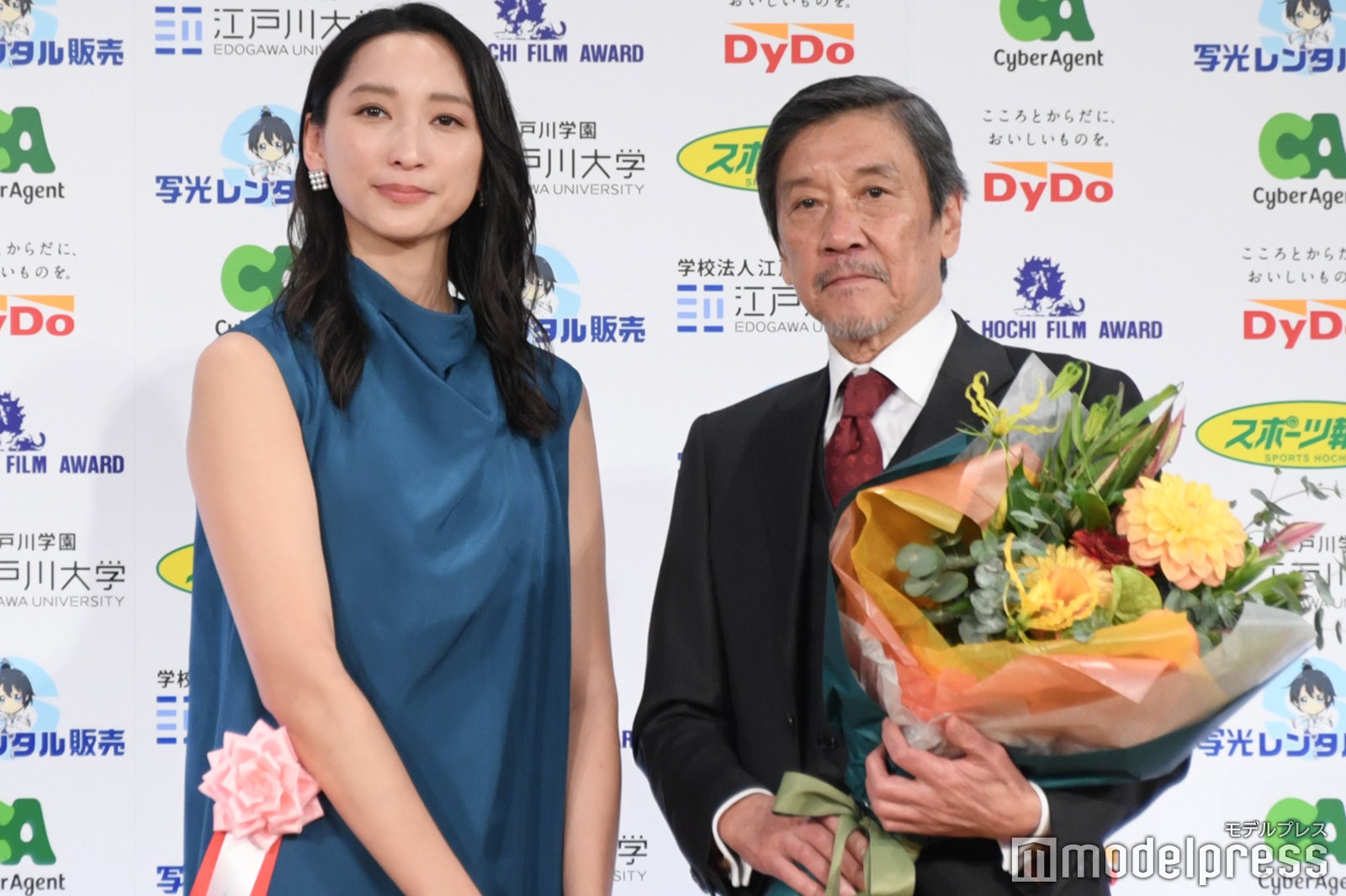 奥田瑛二、杏との共演は実娘・安藤サクラより「緊張する」熱いハグで喜び分かち合う【第49回報知映画賞】