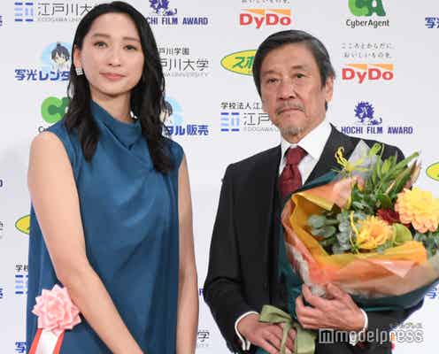 奥田瑛二、杏との共演は実娘・安藤サクラより「緊張する」熱いハグで喜び分かち合う【第49回報知映画賞】