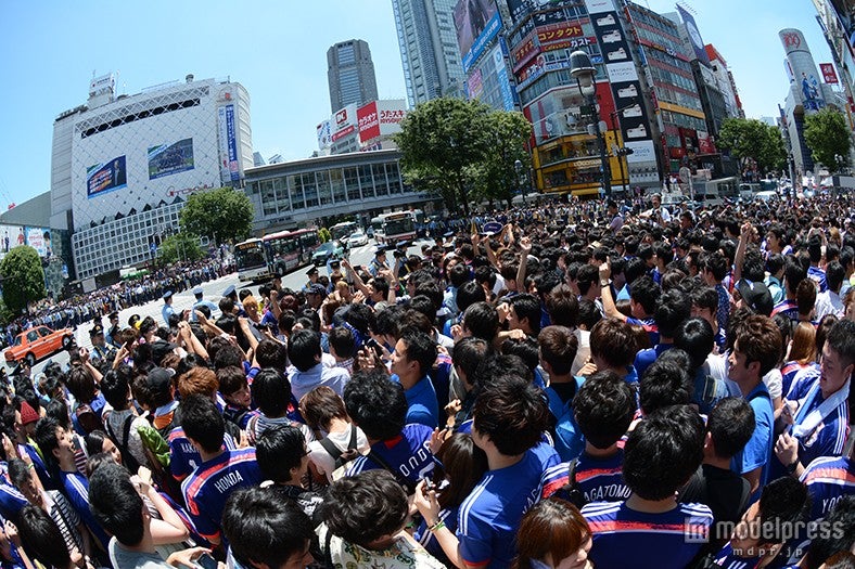 渋谷駅前スクランブル交差点はブルーのユニフォームに包まれた