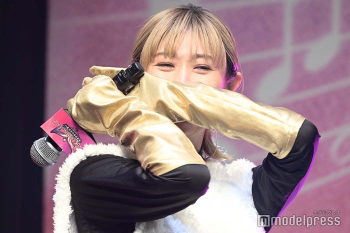 照れ笑いで顔を隠す山田優 (C)モデルプレス