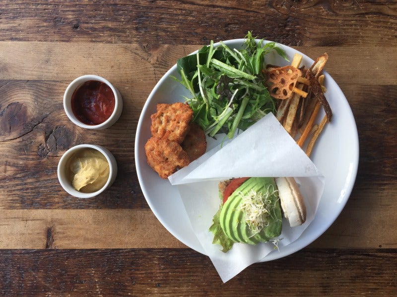 アボガド＆大豆フィレカツ×米粉バンズバーガー￥1,000／画像提供：スリーピングトーキョー