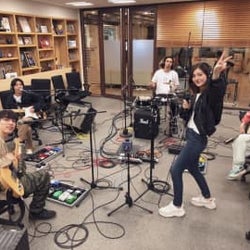 FAITH、パワフルなスタジオライブを披露!「こんなときこそ音楽を止めずに…」