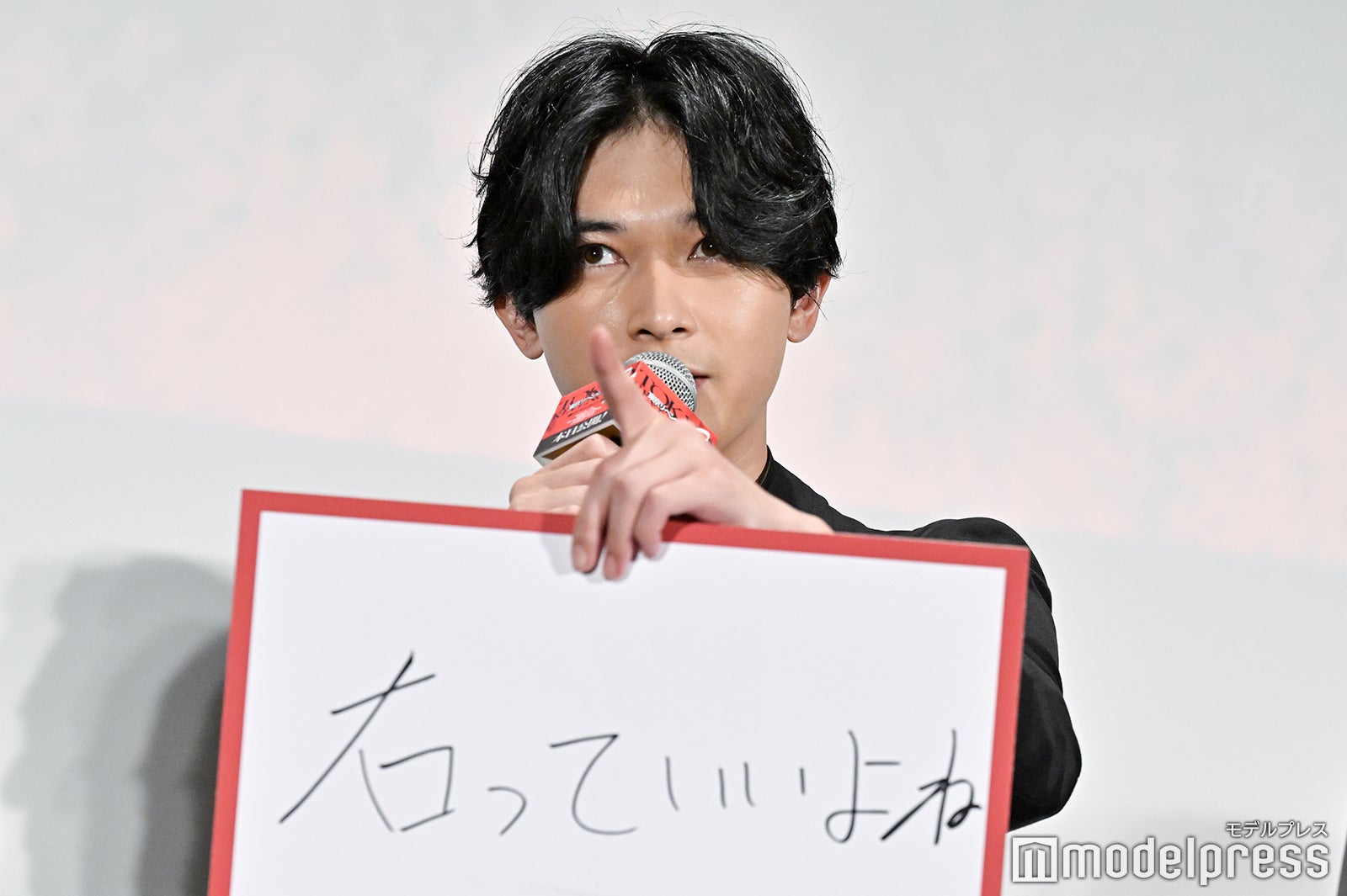 吉沢亮による「右っていいよね」その2（C）モデルプレス