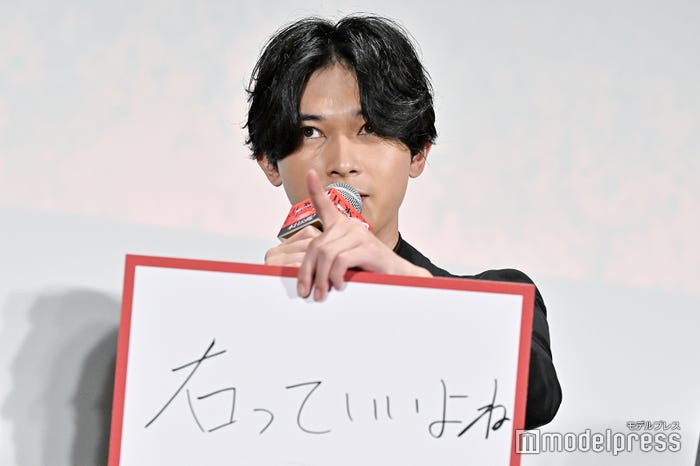 吉沢亮による「右っていいよね」その2(C)モデルプレス