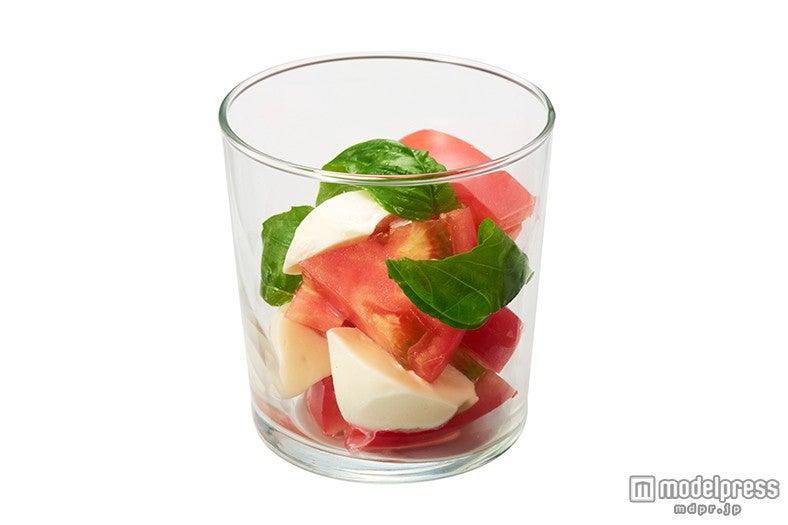トマトにバジルとモッツァレラチーズを和えたカプレーゼ