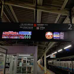 カラフルで華やかな発車標はクリスマスイルミネーションのよう