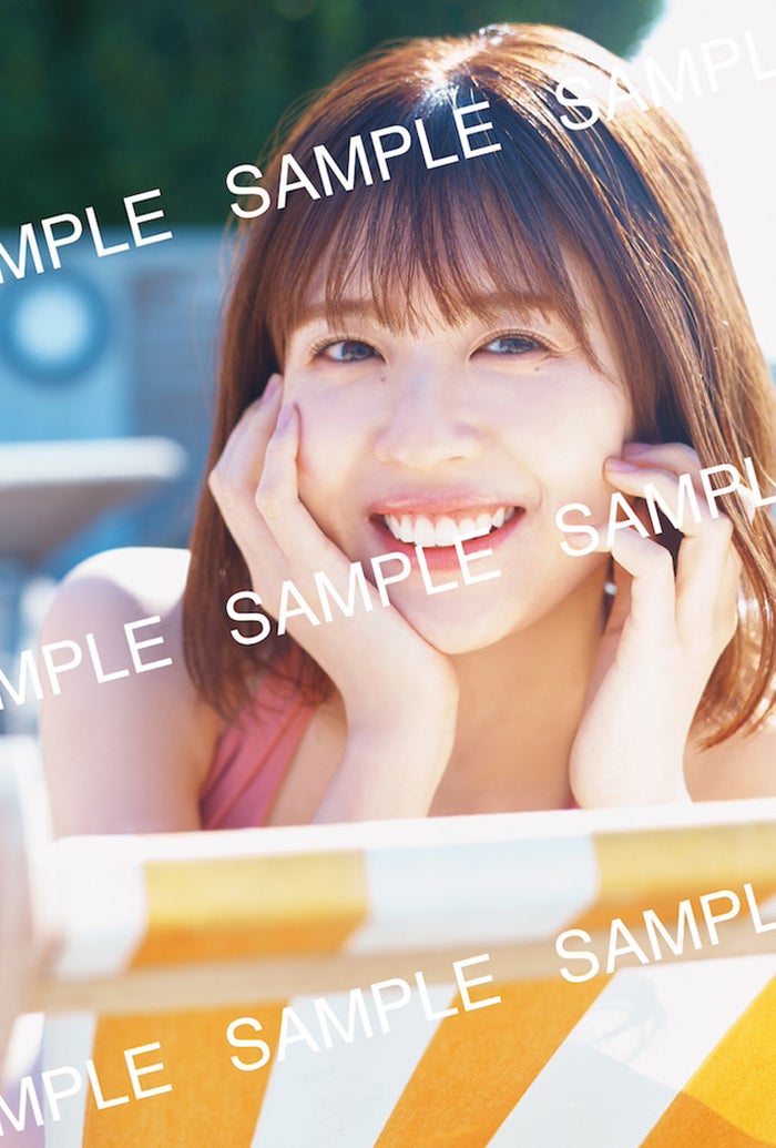 日向坂46松田好花、水着撮影での無防備な笑顔にキュン 1st写真集封入ポストカード第3弾解禁【振り向いて】