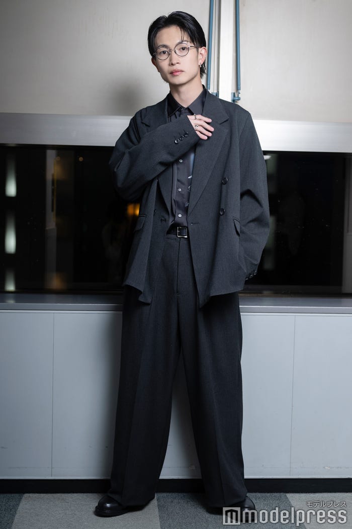 綱啓永/ジャケットとパンツ:ヴィクティム/メガネ:ワンスリー コンパウンド フレーム/スタイリング:三宅剛/メイク:牧野裕大(C)モデルプレス