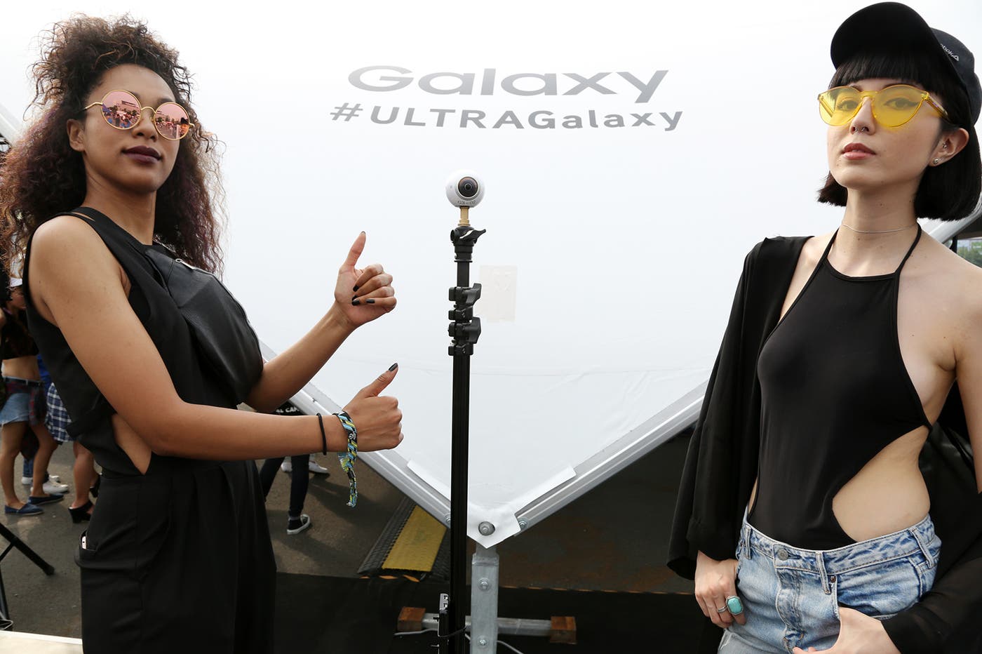モデルのマリー&サマンサ麻里子がGalaxyブースを体験