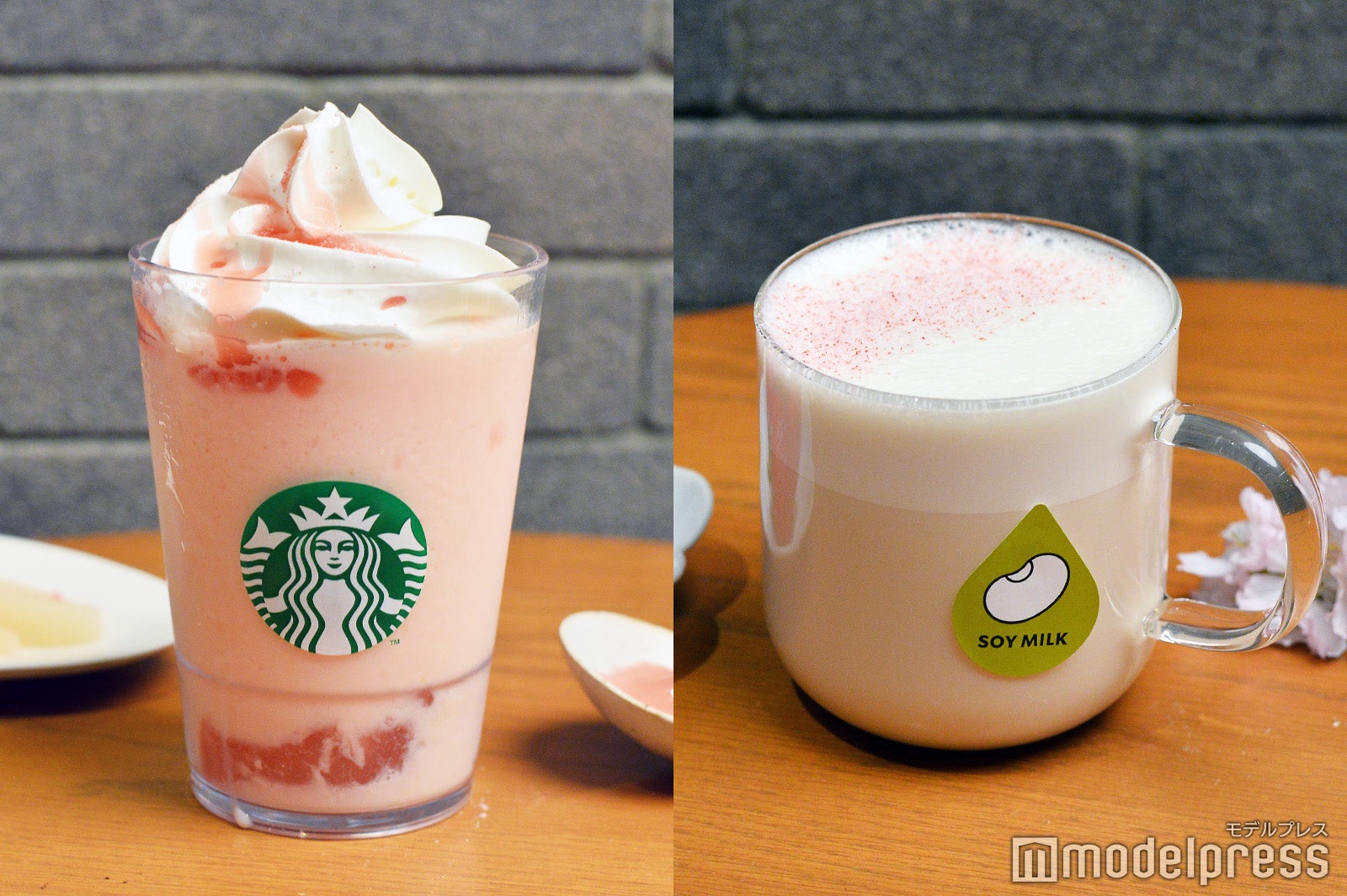 左から：白桃と桜わらびもち フラペチーノ、いちご 桜 ソイ ラテ（C）モデルプレス