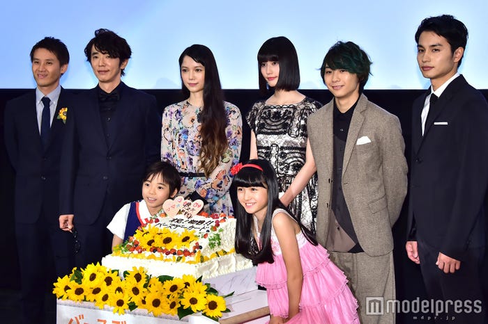 (前列左から)星流、篠川桃音(後列左から)吉田康弘監督、ユースケ・サンタマリア、宮崎あおい、橋本愛、須賀健太、中村蒼(C)モデルプレス